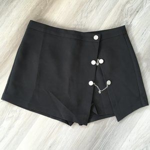 Black Chic Skirt With Button And Chain